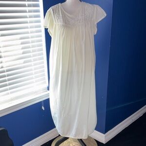 Vintage 1980s 100% Cotton Embroidered Nightgown – Pearl Accents – Size M (10–12)